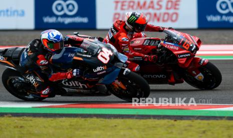 Pembalap WithU Yamaha RNF MotoGP Team Andrea Dovizioso (kiri) dan pembalap Ducati Lenovo Team, Franceaco Bagnia (kanan) memacu sepeda motornya saat sesi latihan bebas 1 MotoGP Seri Pertamina Grand Prix of Indonesia 2022 di Pertamina Mandalika International Street Circuit, Lombok Tengah, NTB, Jumat (18/3/2022). Seri Pertamina Grand Prix of Indonesia 2022 diawali dengan latihan bebas atau free practice selama 45 menit sebelum berlaga pada Ahad (20/3/2022). 