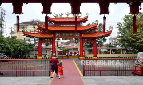 Warga keturunan Tionghoa usai melakukan sembahyang Imlek 2572 di Klenteng Hok An Kiong, Muntilan, Jawa Tengah, Jumat (12/2). Tahun baru Imlek kali ini terasa berbeda, karena sepinya klenteng. Masa pandemi Covid-19 banyak warga keturunan Tionghoa menunda bepergian atau bersembahyang di klenteng.