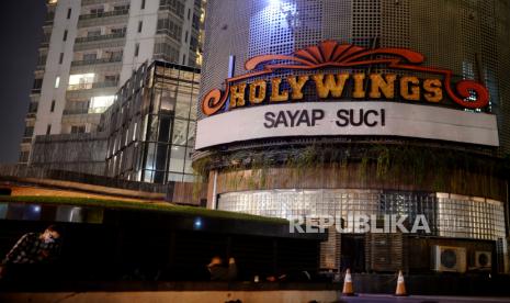 Suasana salah satu bar-resto Holywings di Jakarta, Jumat (24/6/2022). Polda Metro Jaya tengah mendalami kasus dugaan penistaan agama yang dilakukan pihak Holywings terkait promosi minuman beralkohol gratis bagi pengunjung yang bernama Muhammad dan Maria yang tuai kontroversial. Republika/Thoudy Badai