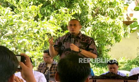 Anggota DPR RI Komisi IV, Andre Rosiade saat memantau Base transceiver station, di Saruaso, Kecamatan Tanjung Emas, Kabupaten Tanah Datar, Sumatra Barat, Jumat (16/6/2023) 