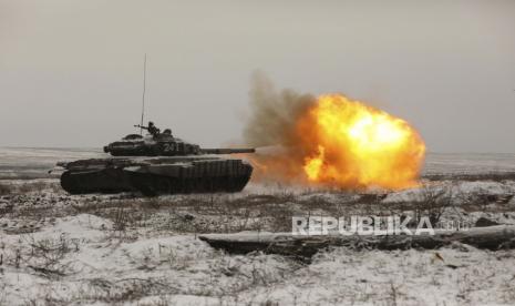  Sebuah tank Rusia T-72B3 menembak ketika pasukan mengambil bagian dalam latihan di lapangan tembak Kadamovskiy di wilayah Rostov di Rusia selatan, Rabu, 12 Januari 2022. Rusia telah menolak keluhan Barat tentang penumpukan pasukannya di dekat Ukraina, dengan mengatakan bahwa mereka mengerahkan mereka di mana pun dianggap perlu di wilayahnya sendiri.