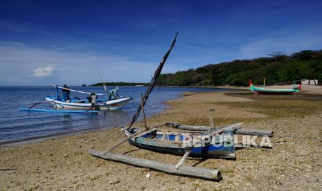 Nelayan bersiap sandar di Pantai Lempuyang, Kampung Merak, Situbondo, Jawa Timur, Sabtu (8/10/2022). Gubernur Jawa Timur Khofifah Indar Parawansa optimistis upaya peningkatan kemandirian pangan dapat tercapai sebagai salah satu program kerja prioritas pada 2023.