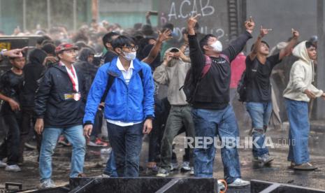 Sejumlah massa aksi terlibat bentrokan dengan aparat saat berunjuk rasa menolak pengesahan Revisi UU Pilkada di Gerbang Pancasila, Kompleks Parlemen, Senayan, Jakarta, Kamis (22/8/2024). Demo tersebut berakhir ricuh, polisi terus berjaga dan sempat meluncurkan semprotan water canon kepada massa untuk memukul mundur kerumunan massa yang mencoba menerobos ke dalam.