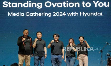 (Ki-Ka) Fransiscus Soerjopranoto - Chief Operating Officer Hyundai Motors Indonesia, Woojune Cha - President Director Hyundai Motors Indonesia, Budi Nur Mukmin - Chief Marketing Officer Hyundai Motors Indonesia, Astrid Ariana Wijana - Head of Marketing Department Hyundai Motors Indonesia. 