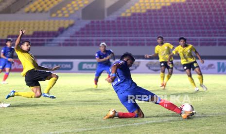 Penyerang sayap Arema FC Dedik Setiawan melakukan crossing saat melawan Barito Putera pada pertandingan penyisihan grup A Piala Menpora 2021 di Stadion Manahan, Solo, Jawa Tengah, Kamis (25/3) malam. Pada pertandingan ini Barito Putera berhasil mengalahkan Arema FC 2-1.