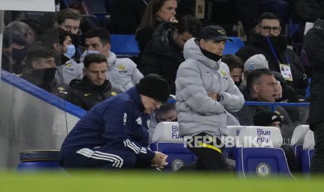 Pelatih kepala Chelsea Thomas Tuchel, kanan, berdiri ketika pelatih kepala Leeds United Marcelo Bielsa berlutut selama pertandingan sepak bola Liga Primer Inggris antara Chelsea dan Leeds United, di stadion Stamford Bridge di London, Sabtu, 11 Desember 2021.