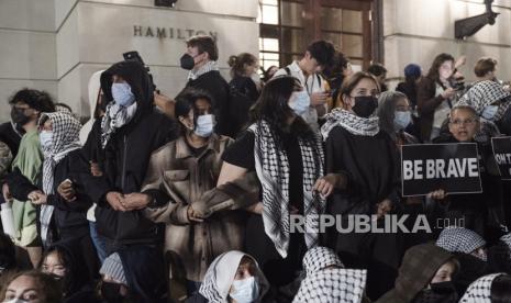   Pengunjuk rasa pro Palestina di depan Hamilton Hall di Columbia University New York, Selasa (30/4/2024). Columbia menutup kampusnya akibat aksi unjuk rasa.