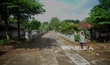 Aktivitas warga seperti biasa di Pedukuhan Jati, Semanu, Gunungkidul, Yogyakarta, Kamis (6/7/2023). Warga rutin melakukan sterilisasi kandang ternak usai kasus kematian warga karena mengonsumsi daging sapi  yang mati dan terkena antraks. Menurut Balai Besar Veterinari (BBVet) Wates ada 12 ekor hewan ternak di Dusun Jati yang terkena antraks, enam ekor kambing dan enam ekor sapi. Dari kejadian ini sebanyak 87 warga positif terjangkit antraks dan satu diantaranya meninggal dunia.