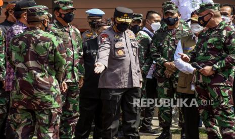 Kapolri Jenderal Pol Listyo Sigit Prabowo (tengah) bersama Panglima TNI Marsekal TNI Hadi Tjahjanto (kedua kiri) saat meninjau pelaksanaan vaksinasi massal Covid-19 di Stadion Gelora Bandung Lautan Api (GBLA), Gedebage, Kota Bandung, Kamis (17/6). Dalam peninjauan tersebut, Menkes, Panglima TNI, Kapolri dan Kepala BNPB mengimbau warga agar senantiasa tetap menjaga protokol kesehatan dan mewaspadai penularan Covid-19 meski telah divaksin. Foto: Republika/Abdan Syakura