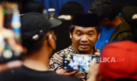 Direktur Lingkaran Madani (Lima) Ray Rangkuti diwawancara wartawan usai menyampaikan pemaparan saat Sosialisasi Pengawasan Siber dalam Pemilu 2024 yang digelar Bawaslu Jawa Barat di Hotel Papandayan, Kota Bandung, Selasa (18/10). Bawaslu Jawa Barat terus berupaya mengantisipasi potensi kecurangan maupun ujaran kebencian dalam gelaran Pemilu Serentak 2024, terutama pada tahapan kampanye. Apalagi, metode kampanye saat ini mulai merambah ke media siber terutama media sosial.