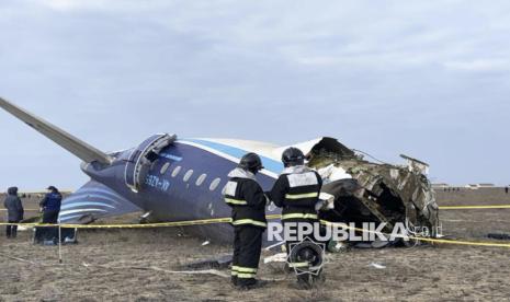 Petugas melakukan proses evakuasi di lokasi jatuhnya Pesawat Embraer 190 milik Azerbaijan Airlines di dekat Bandara Aktau, Kazakstan, Rabu (25/12/2024). Pesawat penumpang Azerbaijan Airlines Embraer ERJ-190AR yang membawa 69 penumpang terbang dari Baku ke Grozny jatuh sekitar tiga kilometer dari kota Aktau. 29 penumpang selamat dari kecelakaan tersebut dan telah dievakuasi ke rumah sakit. Informasi awal, kejadian tersebut disebabkan oleh tabrakan antara pesawat dengan sekawanan burung.