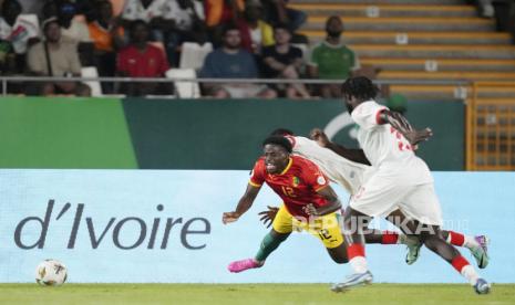 Ibrahima Diakite (kiri) saat memperkuat Guinea.