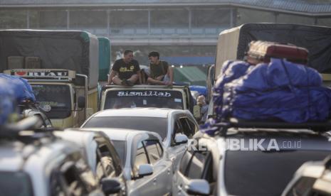 Pemudik duduk diatas mobil saat mengantre untuk memasuki kapal ferry di Pelabuhan Merak, Cilegon, Banten, Ahad (7/4/2024). H-3 Lebaran 2024 Pelabuhan Merak masih ramai dari pemudik mobil yang menanti sejak dini hari untuk menaiki kapal Ferry yang akan mengantarkannya ke Pelabuhan Bakauheni, Lampung. Meskipun tiket keberangkatan di Pelabuhan Merak sudah habis terjual para pemudik mobil tetap dapat melakukan keberangkatan yang dialihkan melalui Pelabuhan Ciwandan.