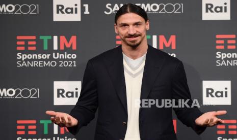 Striker AC Milan asal Swedia Zlatan Ibrahimovic berpose saat sesi pemotretan di Festival Lagu Italia Sanremo ke-71, di Sanremo, Italia, 05 Maret 2021. Festival ini berlangsung dari 02 hingga 06 Maret.