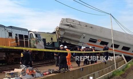 Penampakan Kereta Api Turangga yang mengalami tabrakan dengan Kereta Api lokal Cicalengka di petak Jalan Cicalengka-Haurpuguh, Kabupaten Bandung, Jumat (5/1/2024). 