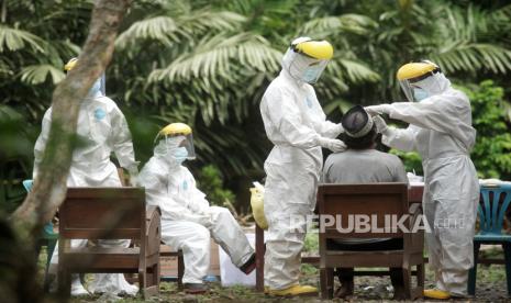 Petugas mengambil sampel dari warga saat tes swab Covid-19 massal di Kendal, Turi, Sleman, D.I Yogyakarta, Senin (14/6). Kemenkes pada hari ini menyatakan capaian testing di daerah PPKM Darurat belum sesuai dengan yang ditargetkan pemerintah pusat. (ilustrasi)