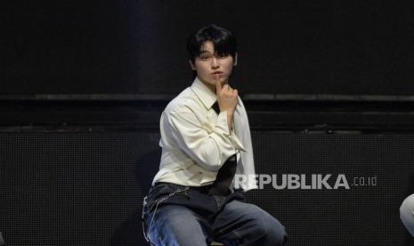 Penyanyi Korea Selatan Lee Seunghwan atau yang lebih dikenal dengan Onlee saat  Fanmeeting di Balai Sarbini, Jakarta, Kamis (7/3/2024). Fanmeeting atau temu penggemar ini bertajuk Onlee One in Jakarta 2024. Selain Bernyanyi dalam kesempatan tersebut Onlee juga melakukan permainan seru yang membuat penggemar histeris dan tetawa.