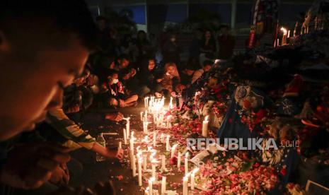 Warga menyalakan lilin saat menyampaikan belasungkawa kepada para korban kerusuhan dan kerusuhan di luar Stadion Kanjuruhan Malang, Jawa Timur, 3 Oktober 2022. Spesialis minta orangtua jangan ajak anak balita ke stadion akibat tragedi Kanjuruhan