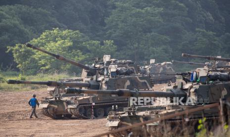 Artileri self-propelled K9 Thunder Korea Selatan berpartisipasi dalam latihan rutin di lapangan bor dekat zona demiliterisasi (DMZ) di Paju, Gyeonggi-do, Korea Selatan, 23 Juni 2020. Menurut pembelot dan aktivis Korea Utara Park Sang-hak mengatakan bahwa dia, bersama dengan enam aktivis lainnya, telah meluncurkan ribuan selebaran dengan balon melintasi perbatasan dengan Korea Utara semalam.