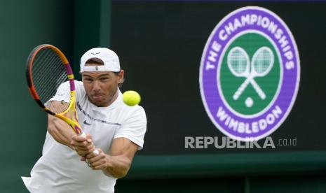  Petenis Spanyol Rafael Nadal saat tampil di Grand Slam Wimbledon 2022 di All England Lawn Tennis and Croquet Club, Wimbledon, Inggris.