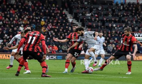 Pemain Bournemouth PeMarcos Senesi (kiri) berebut bola dengan pemain Liverpool Mohamed Salah (kanan) pada pertandingan sepak bola Liga Utama Inggris antara AFC Bournemouth dan Liverpool FC di Bournemouth, Inggris, Sabtu (11/3/2023)