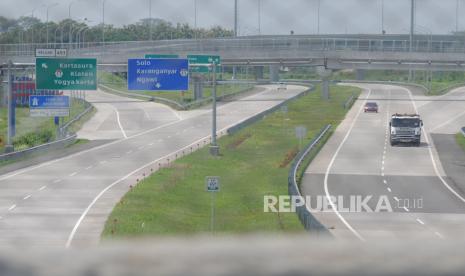 Sejumlah pengendara mobil melintasi jalan Tol Boyolali-Solo di Boyolali, Jawa Tengah, Senin (27/4/2020). Mulainya pembatasan pemudik melalui jalur darat di beberapa daerah untuk memutus penyebaran virus COVID-19, arus jalan tol Boyolali-Solo dan menuju Ngawi atau sebaliknya terpantau lengang