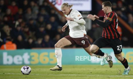 Penyerang Manchester City Erling Haaland (kiri) dalam pertandingan Piala FA melawan Luton Town. 