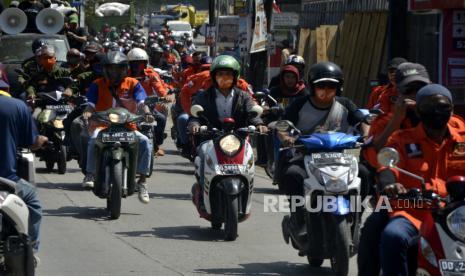 Sejumlah pendukung salah satu pasangan bakal calon kepala daerah melakukan konvoi menggunakan kendaraan (Ilustrasi).