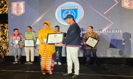 Disdukcapil Depok Raih Penghargaan Public Service of The Year Jabar Banten 2024