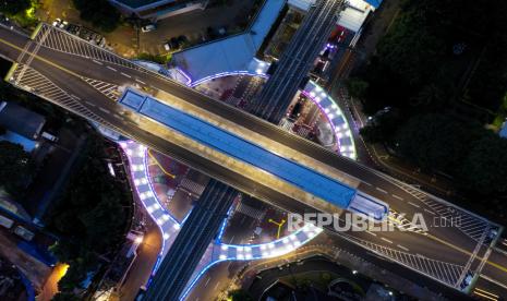 Foto udara jembatan layang (skybridge) penghubung Stasiun MRT Asean dan Halte Transjakarta CSW di Kebayoran Baru, Jakarta Selatan, Rabu (11/8/2021). Skybridge penghubung transportasi MRT Jakarta dan Transjakarta Koridor 13 itu akan memiliki sistem pembayaran tiket terintegrasi yang disiapkan melalui Jak Lingko. 