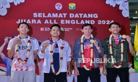 Juara All England 2024 tunggal putra Jonatan Christie, Anthony Ginting dan ganda putra Fajar Alfian dan Rian Ardianto berfoto bersama saat tiba di Bandara Soekarno Hatta, Tangerang, Banten, Senin (18/3/2024). Bulu tangkis tunggal putra Indonesia kembali menorehkan sejarah melalui pebulu tangkis tunggal putra Jonatan Christie setelah berhasil menjuarai All England 2024 dan mengakhiri paceklik gelar selama 30 tahun. Selain itu pasangan ganda putra Fajar Alfian dan Rian Ardianto berhasil mempertahankan titel juara pada kelompok ganda putra All England 2024. Keberhasilan tunggal putra dan ganda putra memastikan Indonesia keluar sebagai juara umum pada gelaran All England 2024.