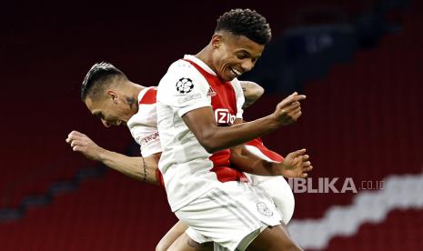  Antony (kiri) dari Ajax merayakan dengan rekan setimnya David Neres (kanan).