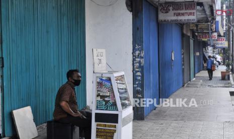 Pedagang menggelar dagangannya di depan pertokoan yang tutup, di Bekasi, Jawa Barat, Ahad (19/4). Kementerian Koordinator (Kemenko) Bidang Perekonomian memastikan, informasi yang beredar di masyarakat mengenai pembukaan aktivitas ekonomi secara bertahap belum hasil final. Skema tersebut masih berupa rencana yang harus dilakukan pembahasan terlebih dahulu.