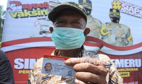 Seorang warga memperlihatkan SIM saat program SIM Keliling Semeru di Alun-alun Pasirian, Lumajang, Jawa Timur, Rabu (12/1/2022). Ditlantas Polda Jawa Timur dan Polres Lumajang  memberikan layanan SIM gratis untuk perpanjangan, hilang dan rusak bagi warga terdampak APG Gunung Semeru. 