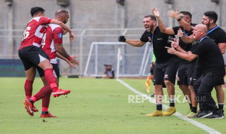 Pesepak bola Madura United Dalberto Luan Belo (kedua kiri) melakukan selebrasi bersama tim pelatih usai mencetak gol ke gawang PSM Makassar pada pertandingan BRI Liga 1 di Stadion Gelora Bangkalan, Bangkalan, Jawa Timur, Ahad (21/4/2024). Madura United menang dengan skor 2-0. Gol Madura United dicetak Riyatno Abiyoso menit ke-21 dan Dalberto di menit ke-39.