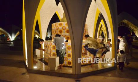 Masyarakat berwudhu di pelataran Masjid Raya Jawa Barat Al Jabbar, Kota Bandung.