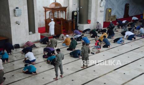 Perkara Seputar Makmum Masbuq dalam Sholat Berjamaah. Foto:    Penerapan protokol kesehatan saat shalat dzuhur berjamaah di Masjid Raya Alun-alun Kota Bandung, Senin (8/2). Hingga saat ini masjid Raya Bandung tetap konsisten menerapkan protokol kesehatan pencegahan Covid-19 secara ketat. Setiap shalat berjamaah ada pertugas yang mengatur barisan agar jarak tetap terjaga. 