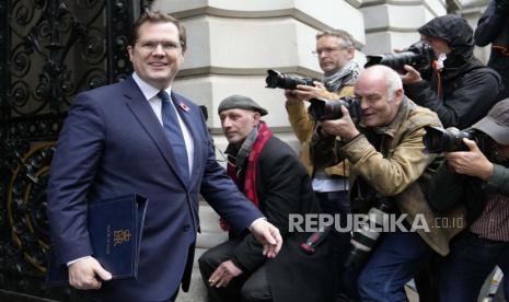 Robert Jenrick tiba di 10 Downing Street untuk menghadiri rapat kabinet di London, Selasa, 1 November 2022. 