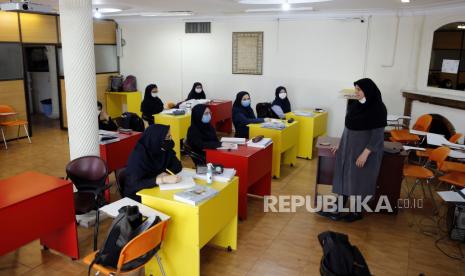 Krisis atas dugaan peracunan yang menargetkan siswi sekolah Iran meningkat pada Ahad (5/3/2023). Pihak berwenang mengakui lebih dari 50 sekolah diserang dalam gelombang kemungkinan kasus tersebut.