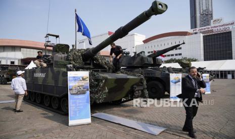 Seorang pengunjung berjalan di dekat tank medium Harimau pada hari pembukaan Indo Defence Expo 2022 di Jakarta, Indonesia, Rabu, 2 November 2022. Pameran empat hari ini menjadi tuan rumah pameran, seminar tentang pertahanan regional dan kemitraan internasional.