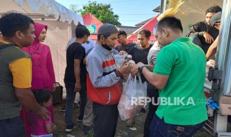 Polres Indramayu menggelar bazar murah ayam potong, Rabu (28/6/2023). 