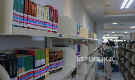 Pengunjung memilih buku di Perpustakaan Nasional Republik Indonesia, Jakarta, Senin (31/10/2022). Komisi X DPR RI mendorong Perpustakaan Nasional (Perpusnas) RI untuk mempertajam unsur pembangunan literasi masyarakat (UPLM) sebagai variabel kajian penyusunan indeks literasi nasional. 