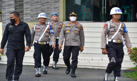 Mantan Kabag Bin Ops Direktorat Narkoba Polda Sumatera Utara AKBP Achiruddin Hasibuan (kedua kanan) berjalan menuju gedung Bid Propam saat akan menjalani sidang Komisi Kode Etik Polri di Polda Sumatera Utara, Medan, Selasa (2/5/2023). AKBP Achiruddin Hasibuan menjalani sidang kode etik tentang PTDH (Pemberhentian Tidak Dengan Hormat) terkait kasus penganiayaan yang dilakukan anaknya Aditya Hasibuan terhadap Ken Admiral pada 22 Desember 2022 yang lalu. 