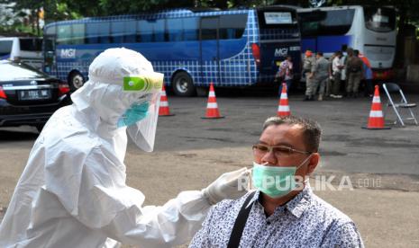 Penumpang bus mengikuti tes usap (swab) di Terminal Baranangsiang, Kota Bogor, Jawa Barat, Jumat (10/7/2020). Tes usap diprakarsai oleh Dinas Kesehatan Kota Bogor itu diikuti 250 awak bus dan penumpang sebagai upaya memutus mata rantai penyebaran COVID-19 di moda transportasi publik. 