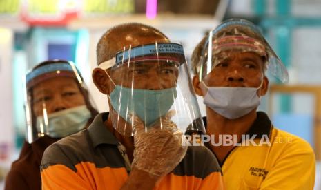 Pedagang kuliner menggunakan Alat Pelindung Diri (APD) menyimak arahan pada simulasi pembukaan pusat kuliner di Banyuwangi, Jawa Timur, Rabu. 