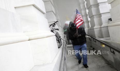 Pengunjuk rasa pro-Trump menyerbu halaman Capitol AS, di Washington, DC, AS, 06 Januari 2021. Berbagai kelompok pendukung Trump telah membobol Capitol AS dan melakukan kerusuhan saat Kongres bersiap untuk bertemu dan mensertifikasi hasil AS 2020 Pemilu Presiden.