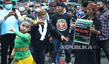 Puluhan massa dari Aliansi Komunitas Budaya dan Ormas Jawa Barat menggelar unjuk rasa Selamatkan Kebun Raya Bogor (KRB), di depan DPRD Jawa Barat, Jalan Diponegoro, Kota Bandung, Kamis (21/10). Aksi tersebut menolak adanya wisata malam dengan menggunakan cahaya lampu atau glow di KRB, serta menuntut kepada pemerintah daerah untuk mengembalikan marwah KRB dan fungsi KRB sebagai tempat konservasi, cagar budaya, rekreasi edukasi dan sejarah.