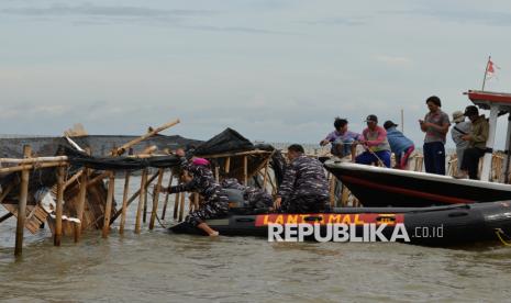 Personil TNI AL bersama warga membongkar pagar laut di Perairan Tanjung Pasir, Kabupaten Tangerang, Banten, Sabtu (18/1/2025). TNI Angkatan Laut bersama dengan nelayan membongkar pagar laut misterius sepanjang 30,16 km di Kabupaten Tangerang, secara manual. Pembongkaran pagar laut dipimpin langsung oleh Komandan Pangkalan Utama AL (Danlantamal) III Jakarta Brigadir Jenderal (Mar) Harry Indarto.