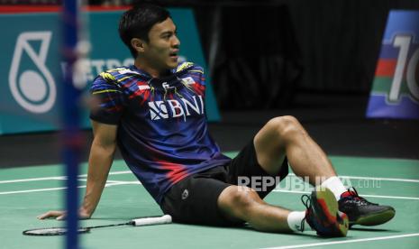 Shesar Hiren Rhustavito dari Indonesia bereaksi setelah cedera saat pertandingan perempat final tunggal putra melawan Kento Momota dari Jepang di turnamen bulu tangkis Malaysia Open 2022 di Bukit Jalil, Kuala Lumpur, Malaysia, 01 Juli 2022.