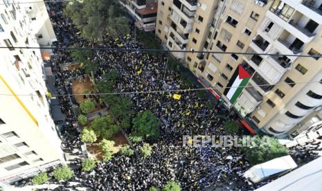 Orang-orang menghadiri demo yang diselenggarakan oleh Hizbullah sebagai bentuk solidaritas terhadap rakyat Palestina, menyusul serangan terhadap sebuah rumah sakit di Jalur Gaza, Rabu (18/10/2023)WIB.